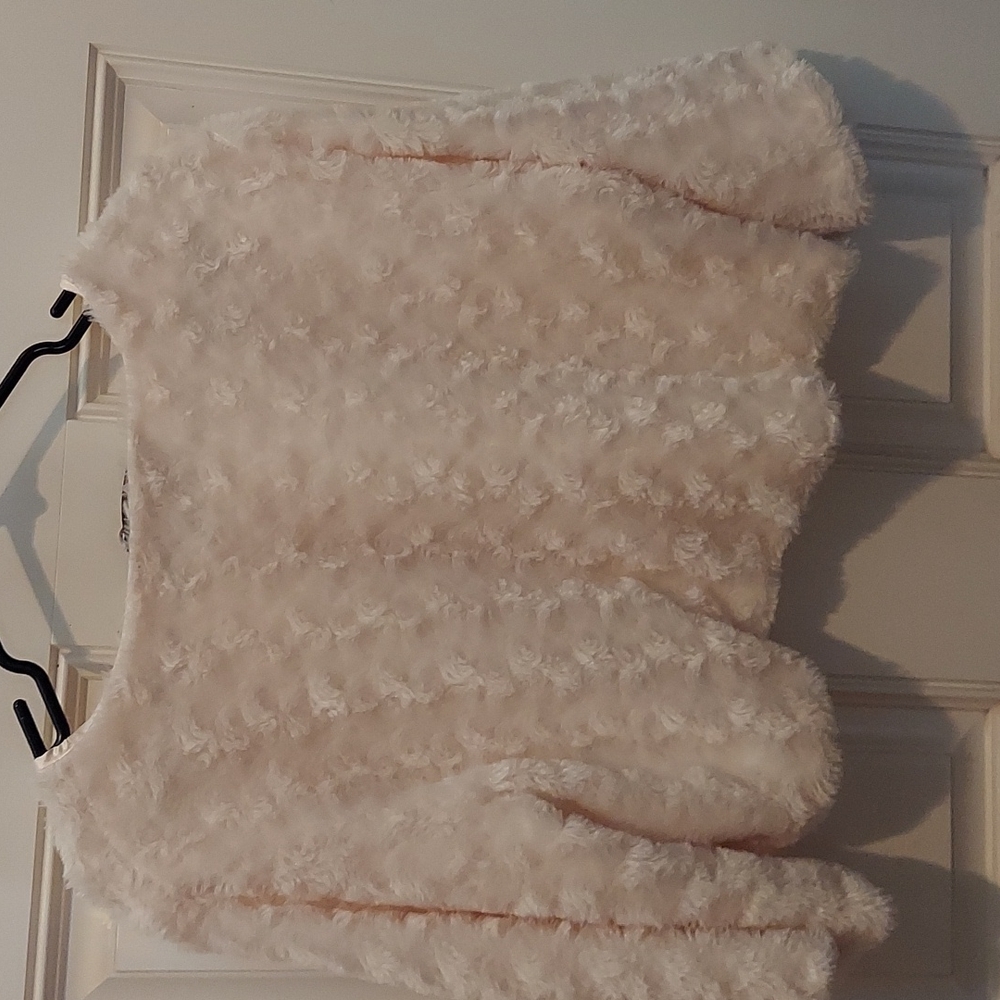 Furrocious cream colored fur shrug - Picture 2 of 7